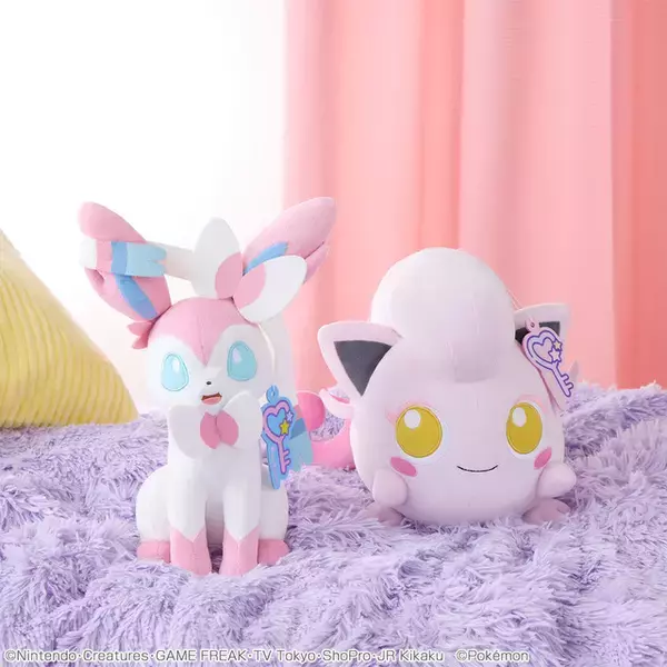 「「ポケモン」ピカチュウ、ニンフィア、サケブシッポらのふんわりカラーが可愛い♪ ナムコオリジナルプライズが登場」の画像