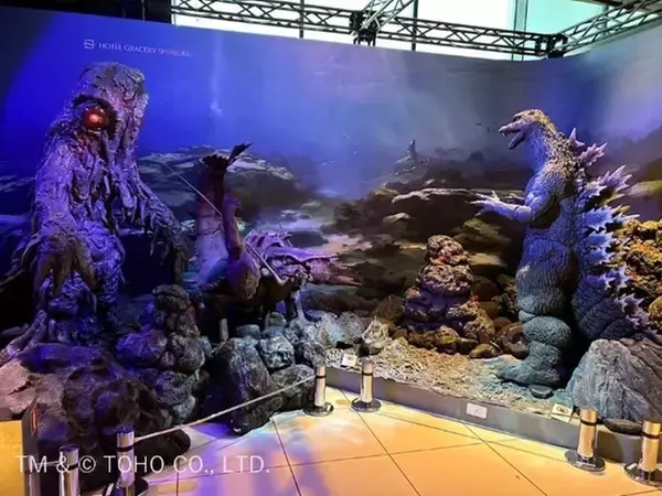 「ゴジラ」ド迫力!! 対峙するゴジラとへドラ、エビラがお出迎え！ホテルグレイスリー新宿に新ジオラマ登場