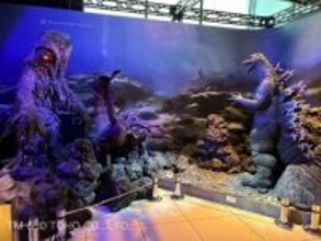 「ゴジラ」ド迫力!! 対峙するゴジラとへドラ、エビラがお出迎え！ホテルグレイスリー新宿に新ジオラマ登場
