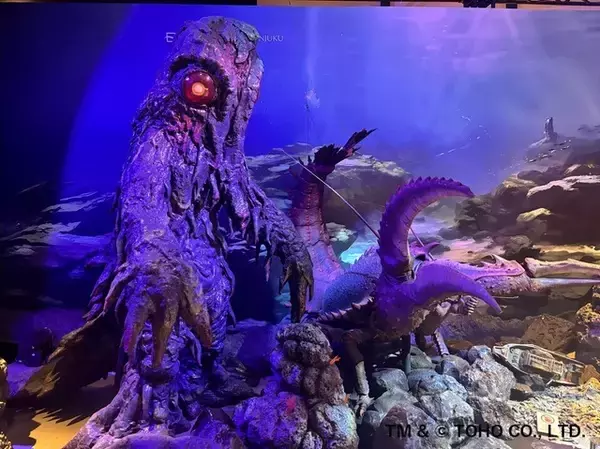 「「ゴジラ」ド迫力!! 対峙するゴジラとへドラ、エビラがお出迎え！ホテルグレイスリー新宿に新ジオラマ登場」の画像