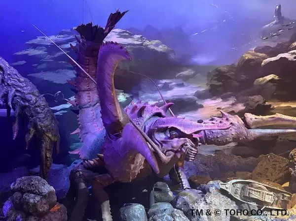 「「ゴジラ」ド迫力!! 対峙するゴジラとへドラ、エビラがお出迎え！ホテルグレイスリー新宿に新ジオラマ登場」の画像