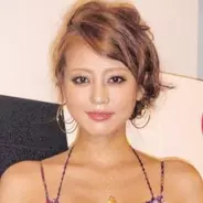 あびる優が青スジ立ててさすり上げたのは…ヘンな興奮写真に向けられた「シリアスなコメント」