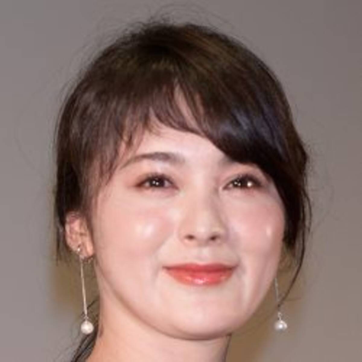 貫地谷しほり 結婚発表でファンが夫を羨む 着衣でもクッキリ 爆裂バスト 19年9月25日 エキサイトニュース