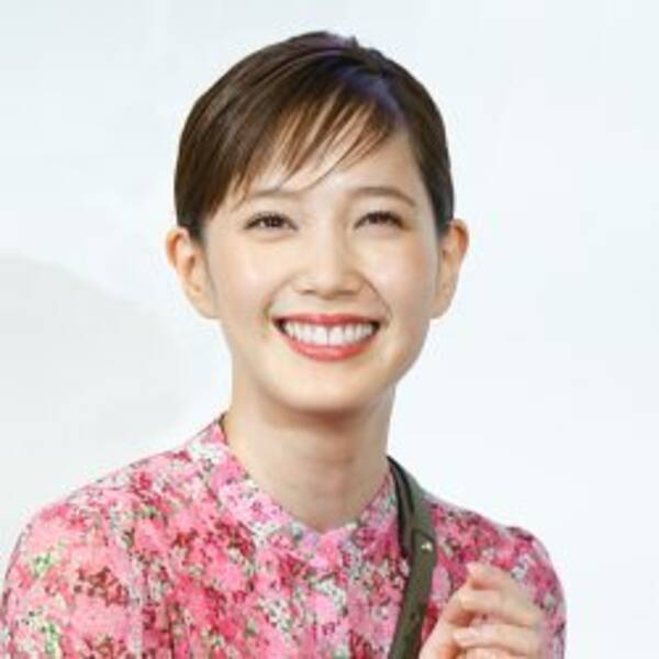 本田翼 スカートのスリットから最大級肌見せ 肉感的ふくらはぎ の高艶度 21年3月10日 エキサイトニュース