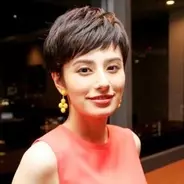 ホラン千秋 レアなお団子ヘアでおうち時間 すっぴん 可愛いすぎ の声 21年5月30日 エキサイトニュース