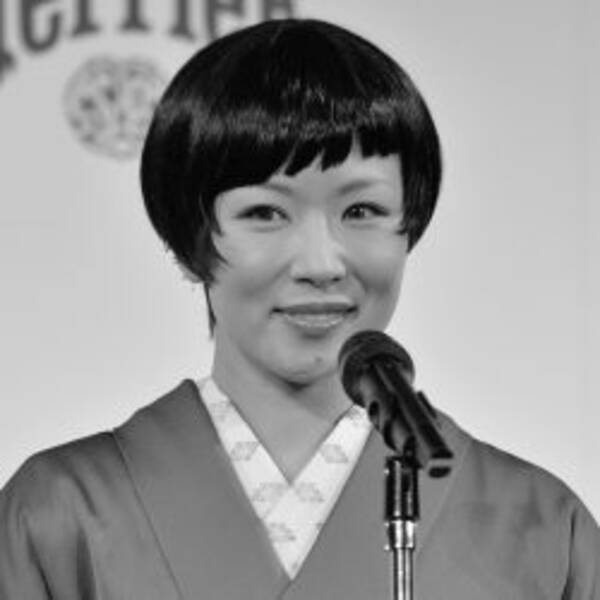 椎名林檎 キッチンでエプロン メガネ姿 フェロモンがダダ漏れ映像に悶絶声 21年6月16日 エキサイトニュース