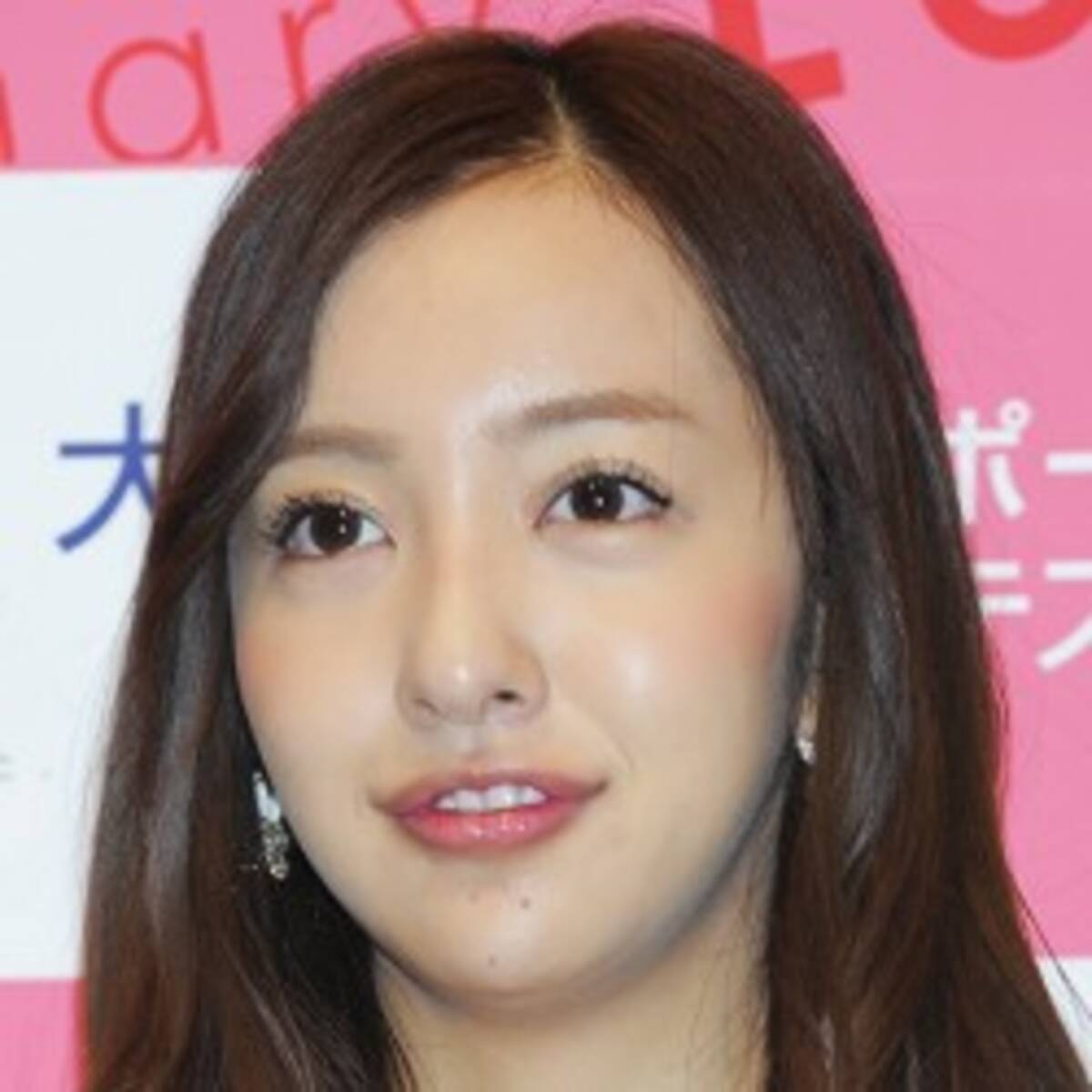 板野友美の ジューシーメイク が 死んだ魚の目を連想させる と大不評 15年11月13日 エキサイトニュース