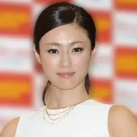 深田恭子 ぴったりニットで豊満バストをアピール 水着でトレーニング の映像化を要望する声も 19年1月21日 エキサイトニュース