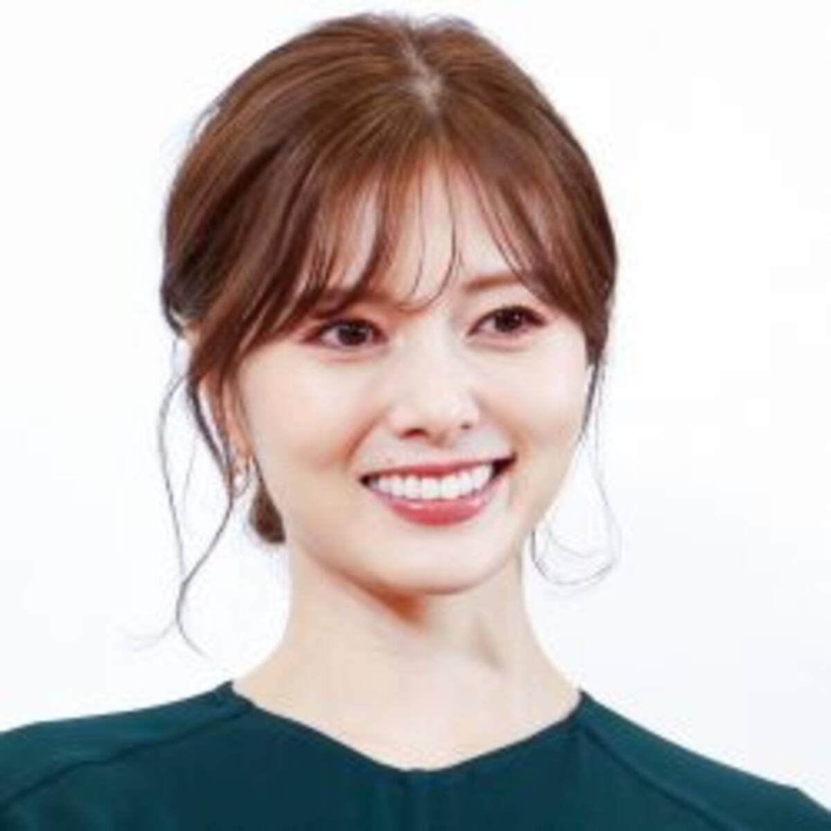 白石麻衣 艶バストしぐさ 2年ぶり解禁真相 2 胸を激しくさするポーズ 22年6月28日 エキサイトニュース