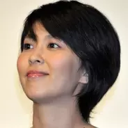 松たか子 大人かわいい ブランコに乗る姿に反響 素敵 可愛いすぎる 21年4月12日 エキサイトニュース