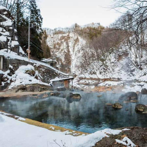 丸出しの女性が男2人と 見せつけマニアが集まる無料の混浴露天風呂 年11月28日 エキサイトニュース