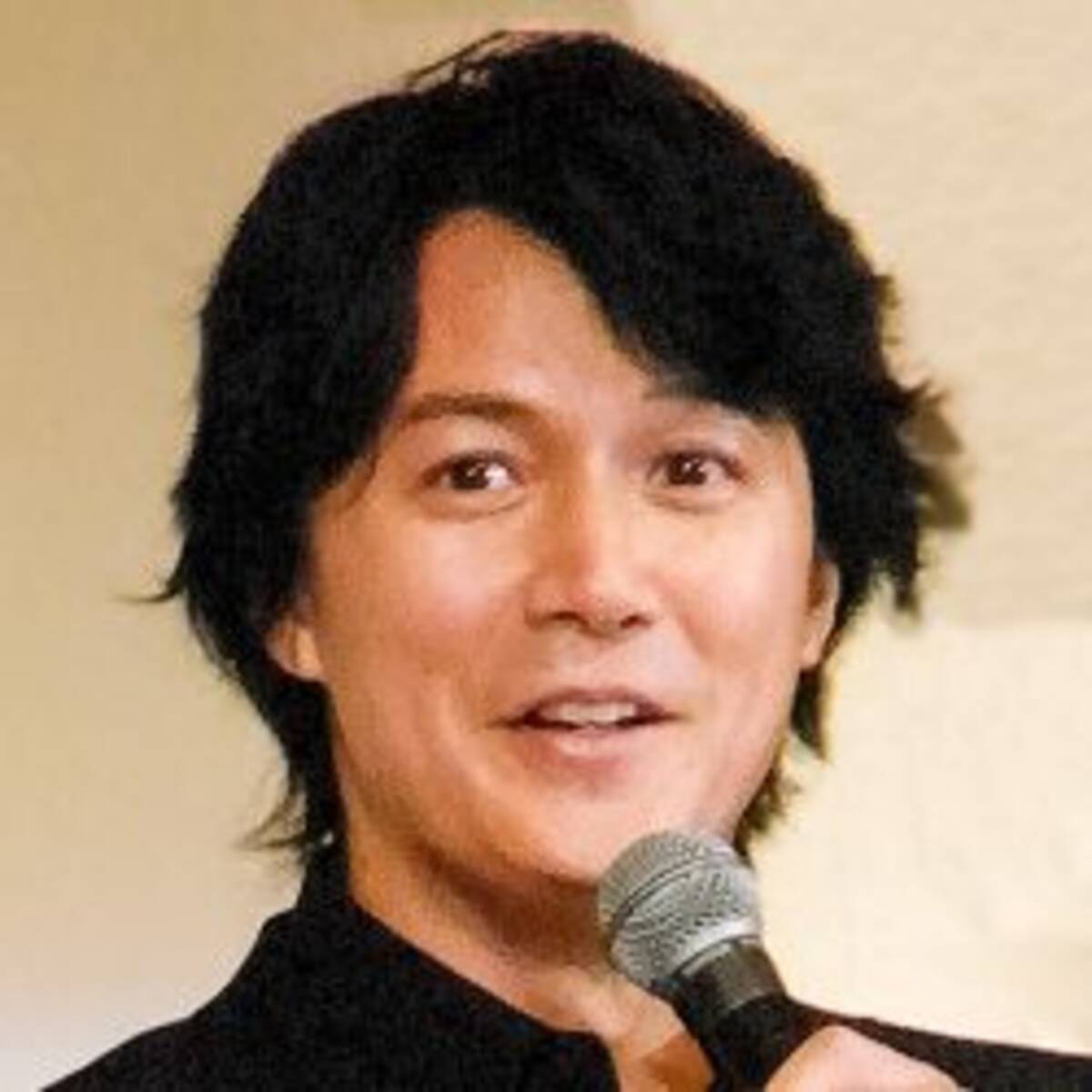 街に溶け込んでる 福山雅治 変装なしでもバレないナチュラルな姿 22年5月29日 エキサイトニュース