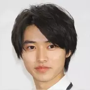 山崎賢人 ランチパック 目掛けて大ジャンプ うまっ とお茶目な笑顔弾ける新cm 21年1月4日 エキサイトニュース