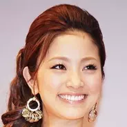 上戸彩 髪ばっさり ショートヘアで今年の抱負 少しでも子供といられたら 17年1月13日 エキサイトニュース