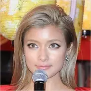 ローラ 保護犬 の世話を母親任せで批判続出 エセ慈善事業 19年6月18日 エキサイトニュース