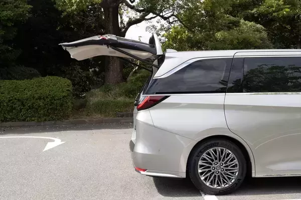 「アイドルがレクサスLMの“アメイジング”後席体験！ 家超えの超豪華空間に大興奮」の画像