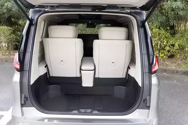 「アイドルがレクサスLMの“アメイジング”後席体験！ 家超えの超豪華空間に大興奮」の画像