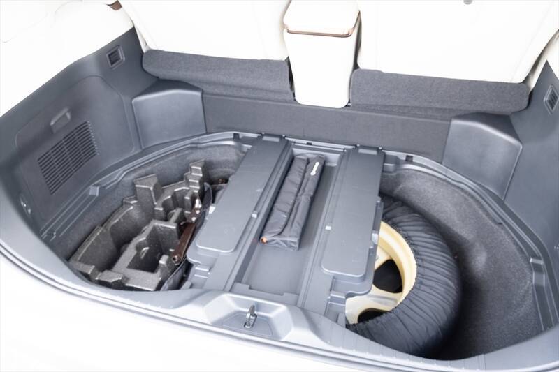 アイドルがレクサスLMの“アメイジング”後席体験！ 家超えの超豪華空間に大興奮