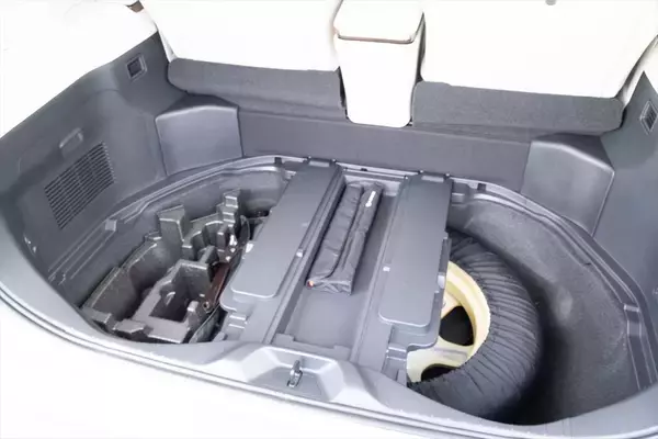 「アイドルがレクサスLMの“アメイジング”後席体験！ 家超えの超豪華空間に大興奮」の画像