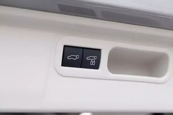 「アイドルがレクサスLMの“アメイジング”後席体験！ 家超えの超豪華空間に大興奮」の画像