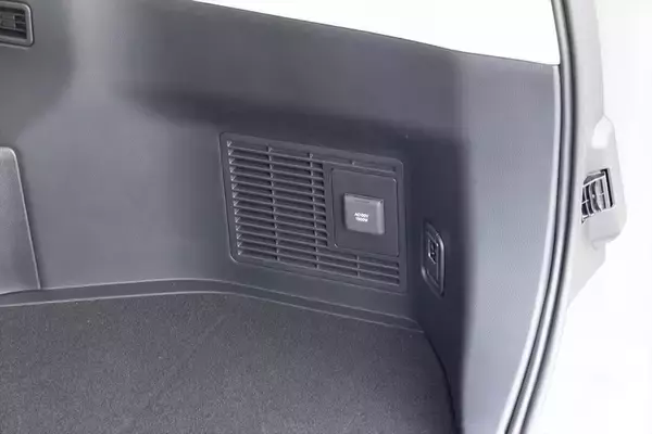 「アイドルがレクサスLMの“アメイジング”後席体験！ 家超えの超豪華空間に大興奮」の画像