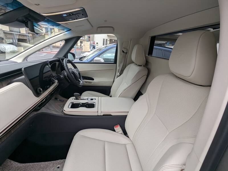 アイドルがレクサスLMの“アメイジング”後席体験！ 家超えの超豪華空間に大興奮