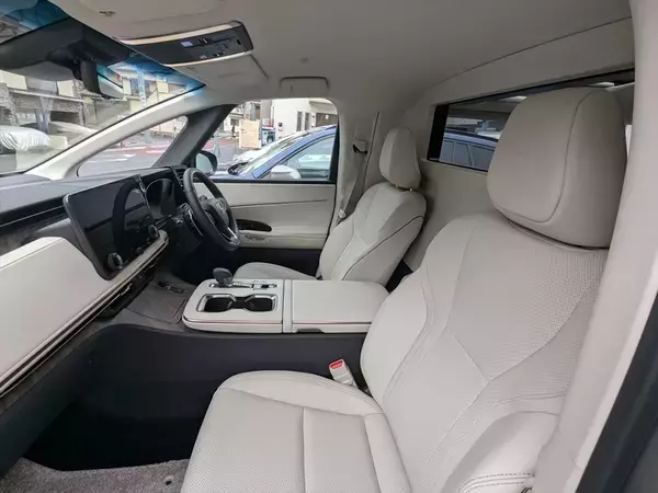 「アイドルがレクサスLMの“アメイジング”後席体験！ 家超えの超豪華空間に大興奮」の画像