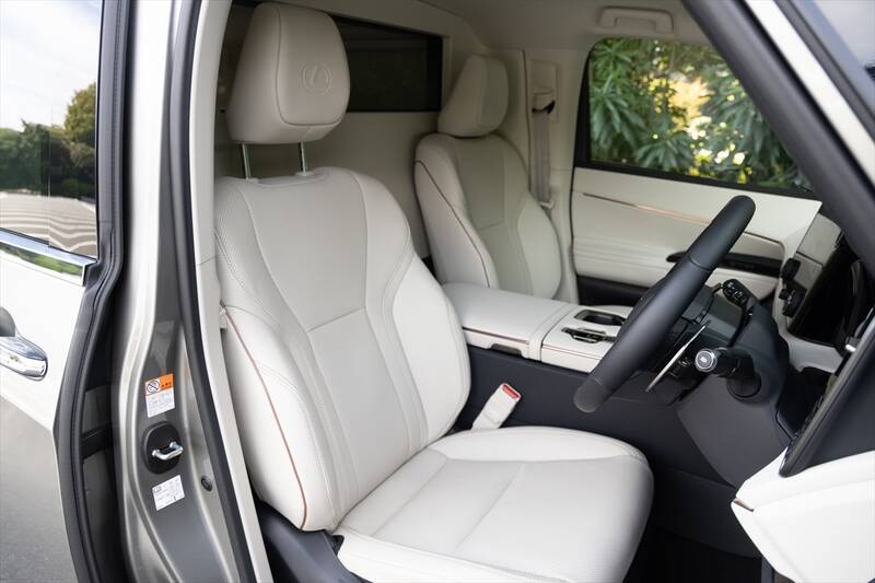 アイドルがレクサスLMの“アメイジング”後席体験！ 家超えの超豪華空間に大興奮