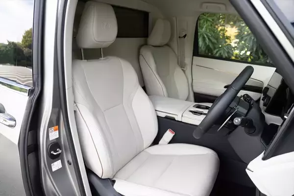 「アイドルがレクサスLMの“アメイジング”後席体験！ 家超えの超豪華空間に大興奮」の画像