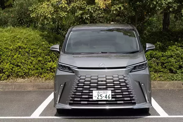 「アイドルがレクサスLMの“アメイジング”後席体験！ 家超えの超豪華空間に大興奮」の画像