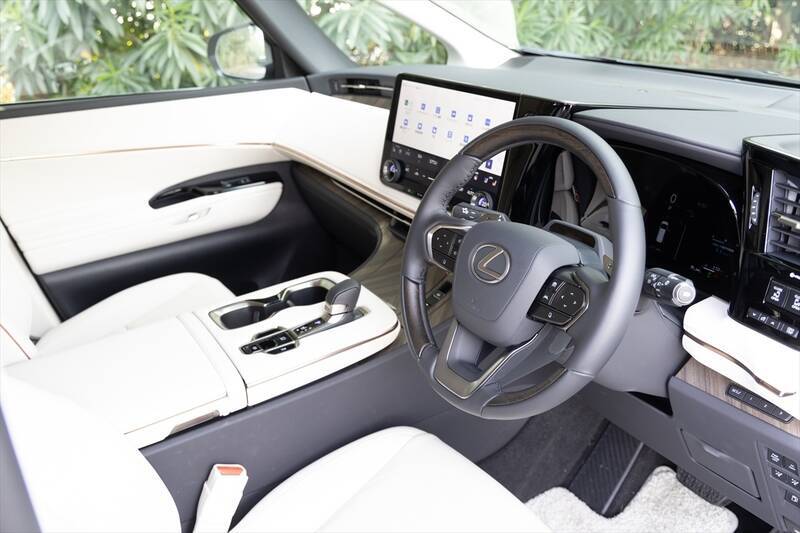 アイドルがレクサスLMの“アメイジング”後席体験！ 家超えの超豪華空間に大興奮