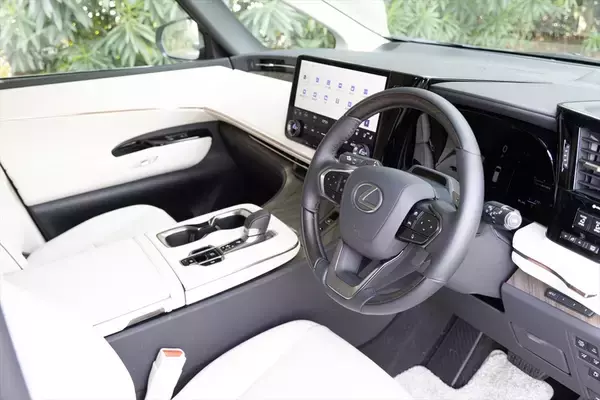 「アイドルがレクサスLMの“アメイジング”後席体験！ 家超えの超豪華空間に大興奮」の画像