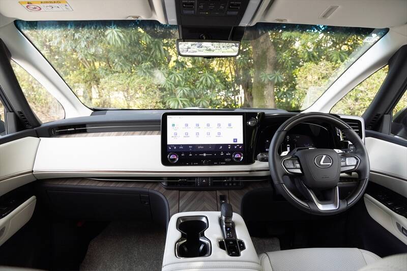 アイドルがレクサスLMの“アメイジング”後席体験！ 家超えの超豪華空間に大興奮