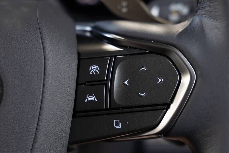 アイドルがレクサスLMの“アメイジング”後席体験！ 家超えの超豪華空間に大興奮