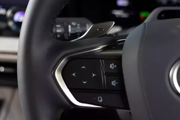 「アイドルがレクサスLMの“アメイジング”後席体験！ 家超えの超豪華空間に大興奮」の画像