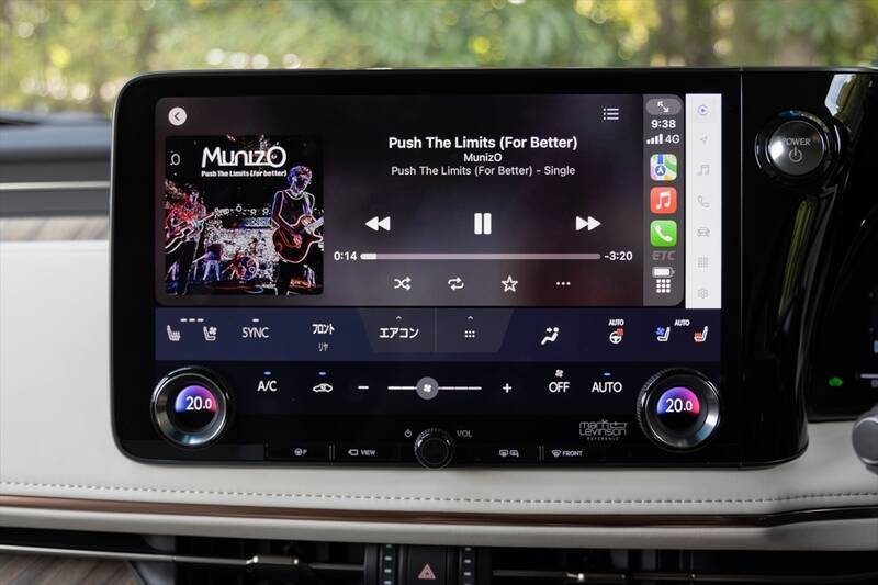 アイドルがレクサスLMの“アメイジング”後席体験！ 家超えの超豪華空間に大興奮