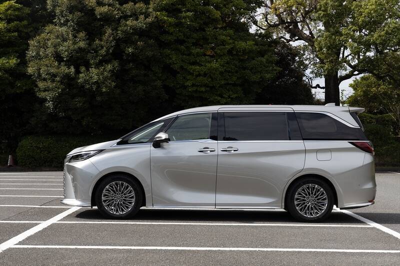 アイドルがレクサスLMの“アメイジング”後席体験！ 家超えの超豪華空間に大興奮