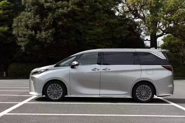 「アイドルがレクサスLMの“アメイジング”後席体験！ 家超えの超豪華空間に大興奮」の画像