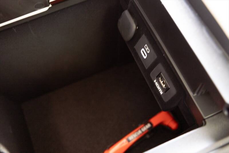 アイドルがレクサスLMの“アメイジング”後席体験！ 家超えの超豪華空間に大興奮