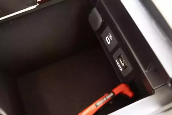 「アイドルがレクサスLMの“アメイジング”後席体験！ 家超えの超豪華空間に大興奮」の画像