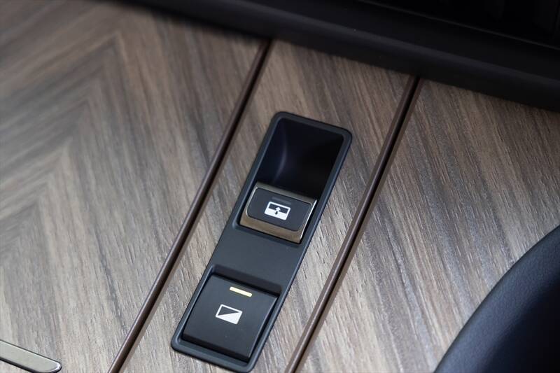 アイドルがレクサスLMの“アメイジング”後席体験！ 家超えの超豪華空間に大興奮