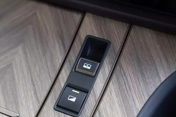 「アイドルがレクサスLMの“アメイジング”後席体験！ 家超えの超豪華空間に大興奮」の画像