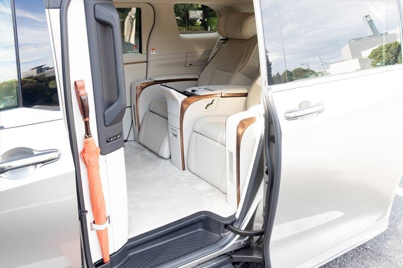 アイドルがレクサスLMの“アメイジング”後席体験！ 家超えの超豪華空間に大興奮