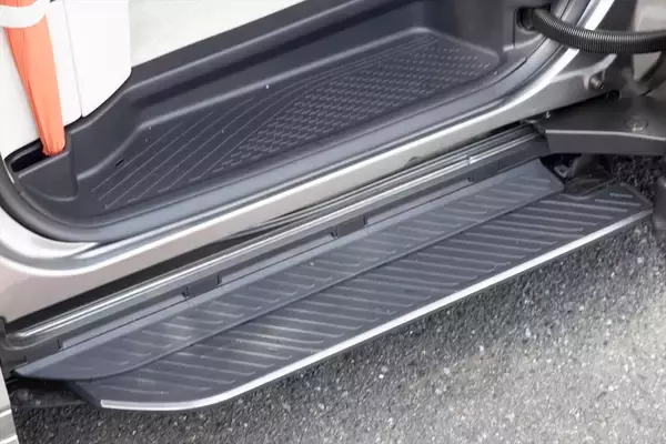 「アイドルがレクサスLMの“アメイジング”後席体験！ 家超えの超豪華空間に大興奮」の画像