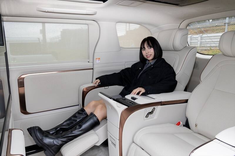 アイドルがレクサスLMの“アメイジング”後席体験！ 家超えの超豪華空間に大興奮
