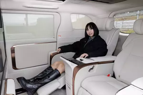「アイドルがレクサスLMの“アメイジング”後席体験！ 家超えの超豪華空間に大興奮」の画像