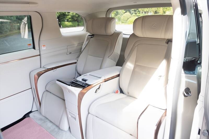 アイドルがレクサスLMの“アメイジング”後席体験！ 家超えの超豪華空間に大興奮