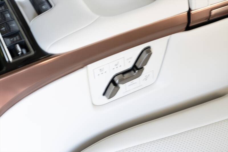 アイドルがレクサスLMの“アメイジング”後席体験！ 家超えの超豪華空間に大興奮