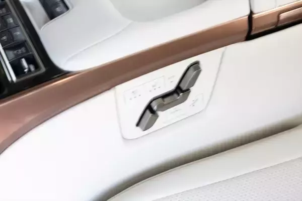 「アイドルがレクサスLMの“アメイジング”後席体験！ 家超えの超豪華空間に大興奮」の画像