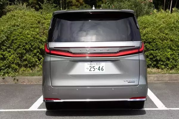 「アイドルがレクサスLMの“アメイジング”後席体験！ 家超えの超豪華空間に大興奮」の画像